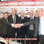 La stretta di mano finale tra i dirigenti del Padova