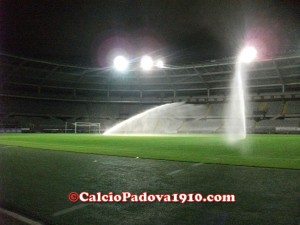 Lo stadio Olimpico di Torino in notturna