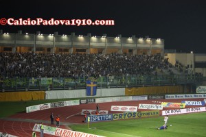 I tifosi dell'Hellas Verona assistono al dribbling decisivo di Raimondi a Moras