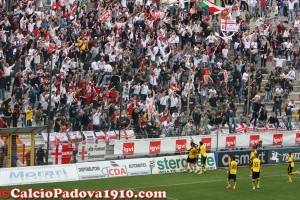 Tifosi del Padova festeggiano raddoppio di Cutolo